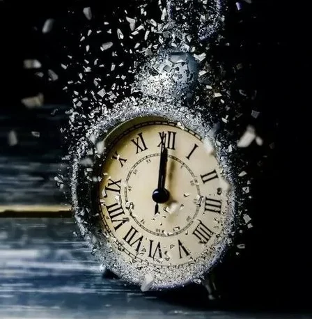 Orologio con lancette veloci, metafora dell'ottimizzazione del tempo per progetti